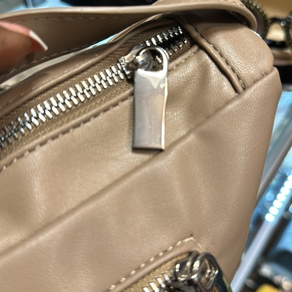 The Tan vegan Handbag weave in the front is solid in the back with a zipper - Picture 3 of 11